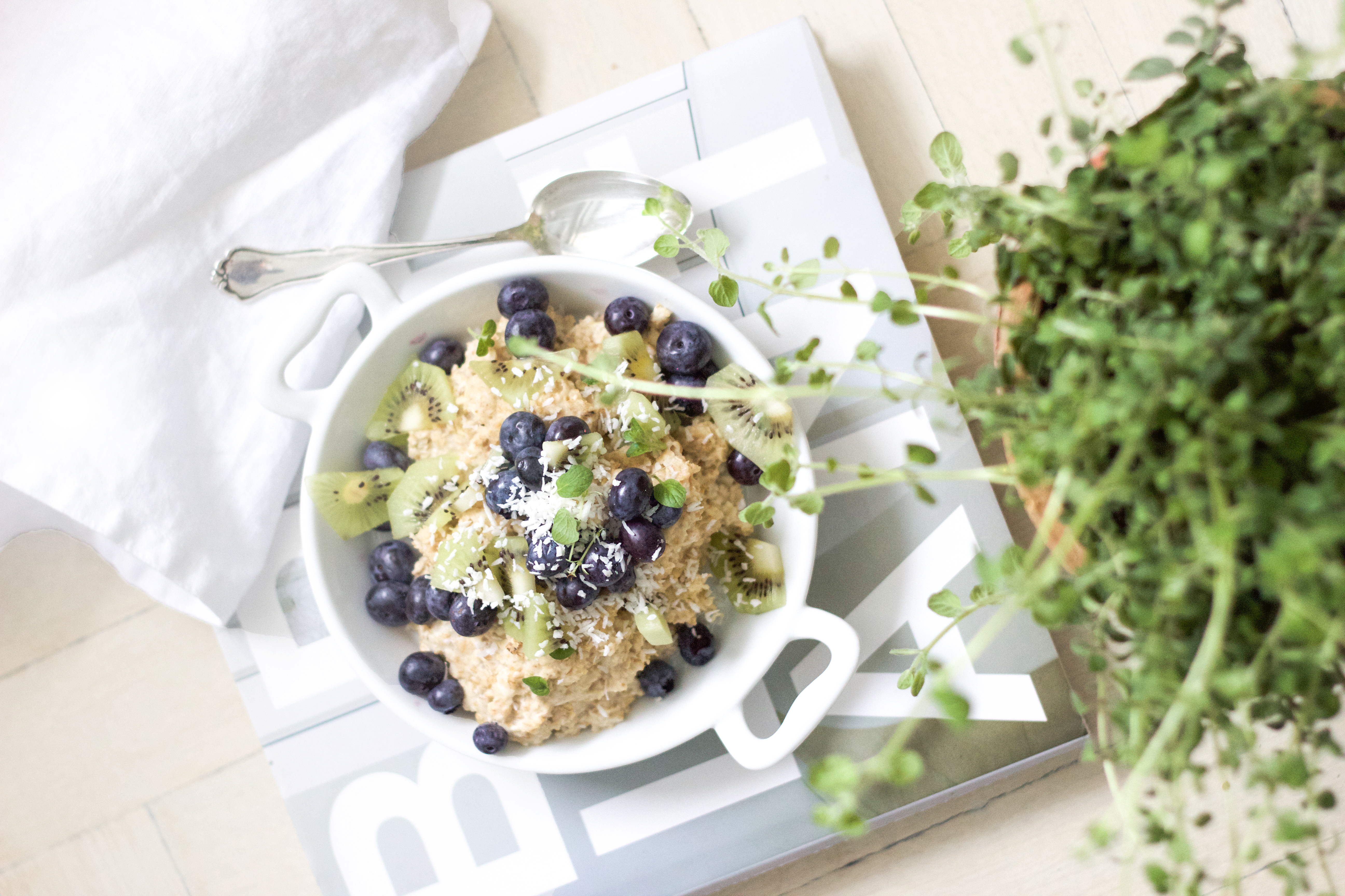 Oatmeal Porridge with blueberries & kiwi